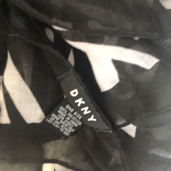 🧣DKNY wrap - Picture 2 of 3